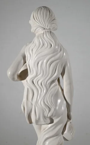 ESTATUA de una mujer joven con una jarra