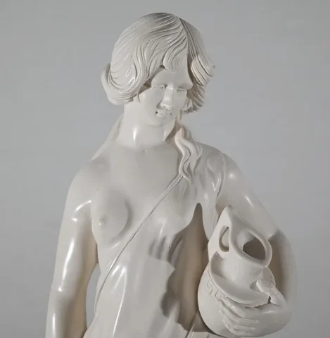 ESTATUA de una mujer joven con una jarra