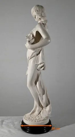 ESTATUA de una mujer joven con una jarra