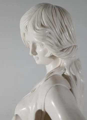 ESTATUA de una mujer joven con una jarra