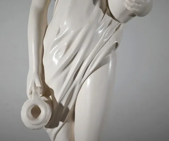 ESTATUA de una mujer joven con una jarra