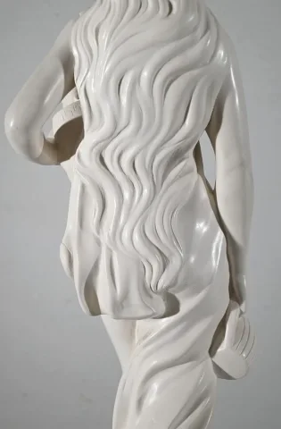 ESTATUA de una mujer joven con una jarra