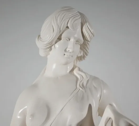 ESTATUA de una mujer joven con una jarra