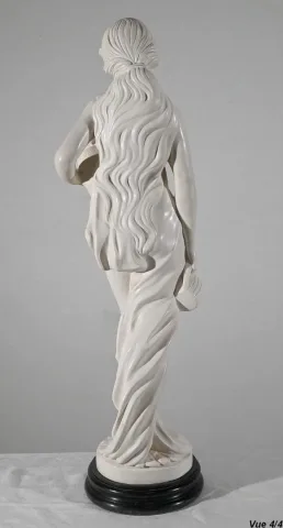 ESTATUA de una mujer joven con una jarra