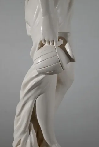 ESTATUA de una mujer joven con una jarra