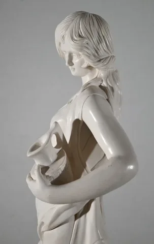 ESTATUA de una mujer joven con una jarra