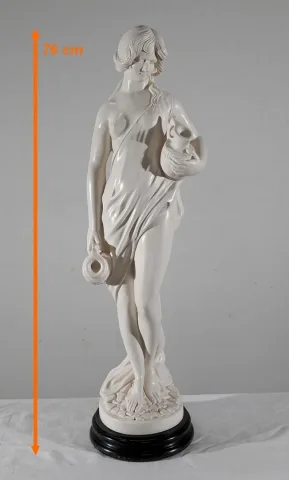 ESTATUA de una mujer joven con una jarra