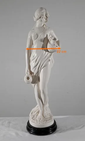 ESTATUA de una mujer joven con una jarra