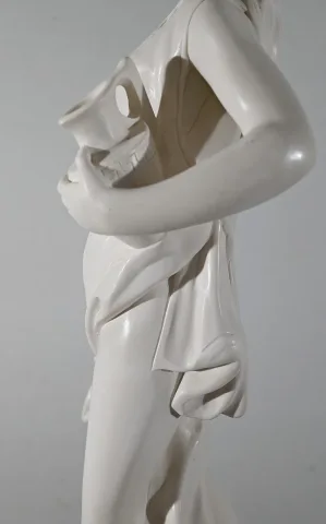 ESTATUA de una mujer joven con una jarra