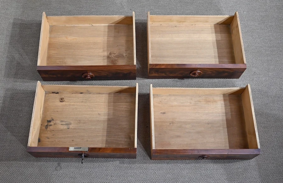 SMALL CHEST OF DRAWERS
