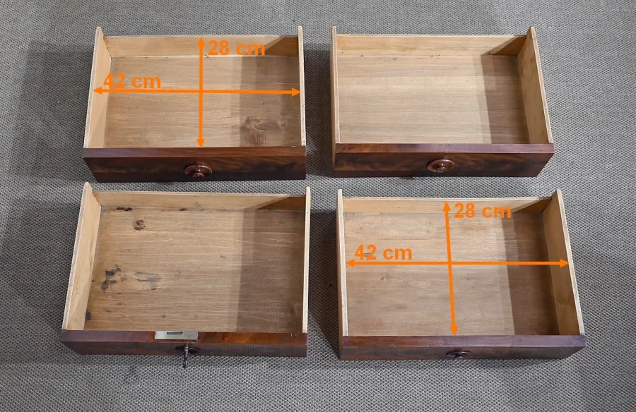 SMALL CHEST OF DRAWERS