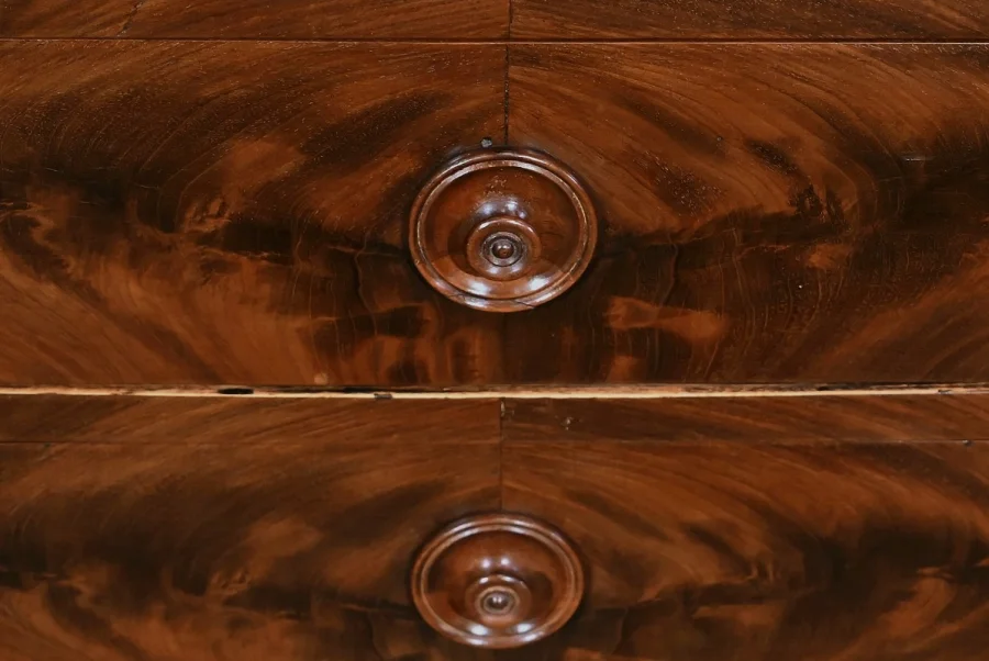 SMALL CHEST OF DRAWERS