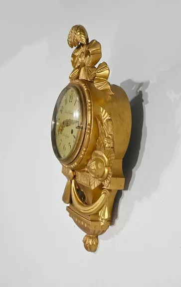UHR IM LOUIS XVI-STIL