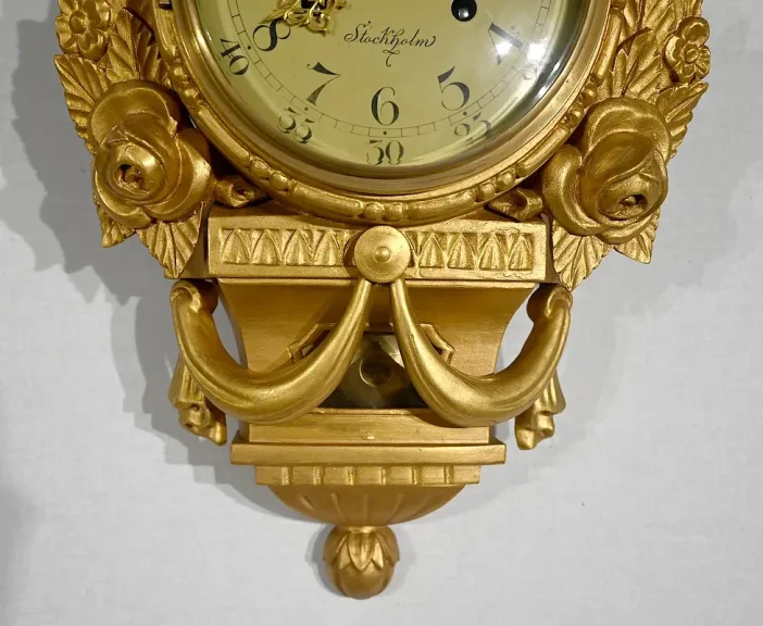 UHR IM LOUIS XVI-STIL