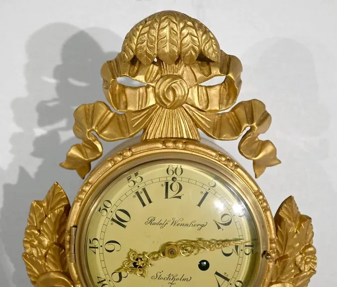 UHR IM LOUIS XVI-STIL