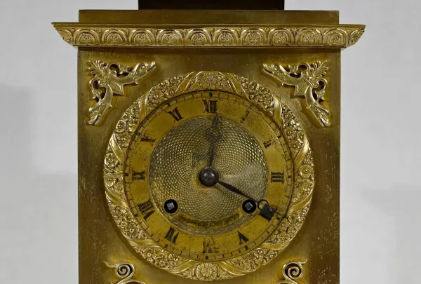 UHR AUS VERGOLDETER BRONZE