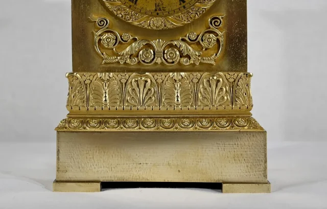 Horloge en Bronze Doré, estampillée A. Destape – Début XIXe