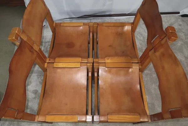 Suite de 4 Chaises en Orme massif et Cuir, Maison Regain – 1970