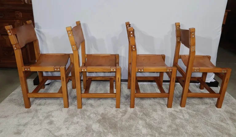 Suite de 4 Chaises en Orme massif et Cuir, Maison Regain – 1970