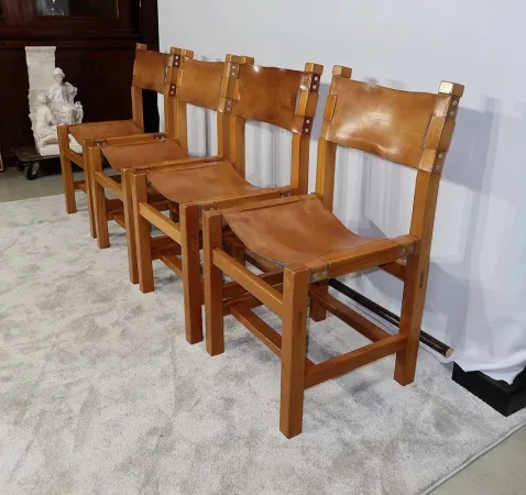 Suite de 4 Chaises en Orme massif et Cuir, Maison Regain – 1970