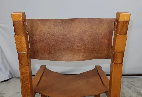 Suite de 4 Chaises en Orme massif et Cuir, Maison Regain – 1970