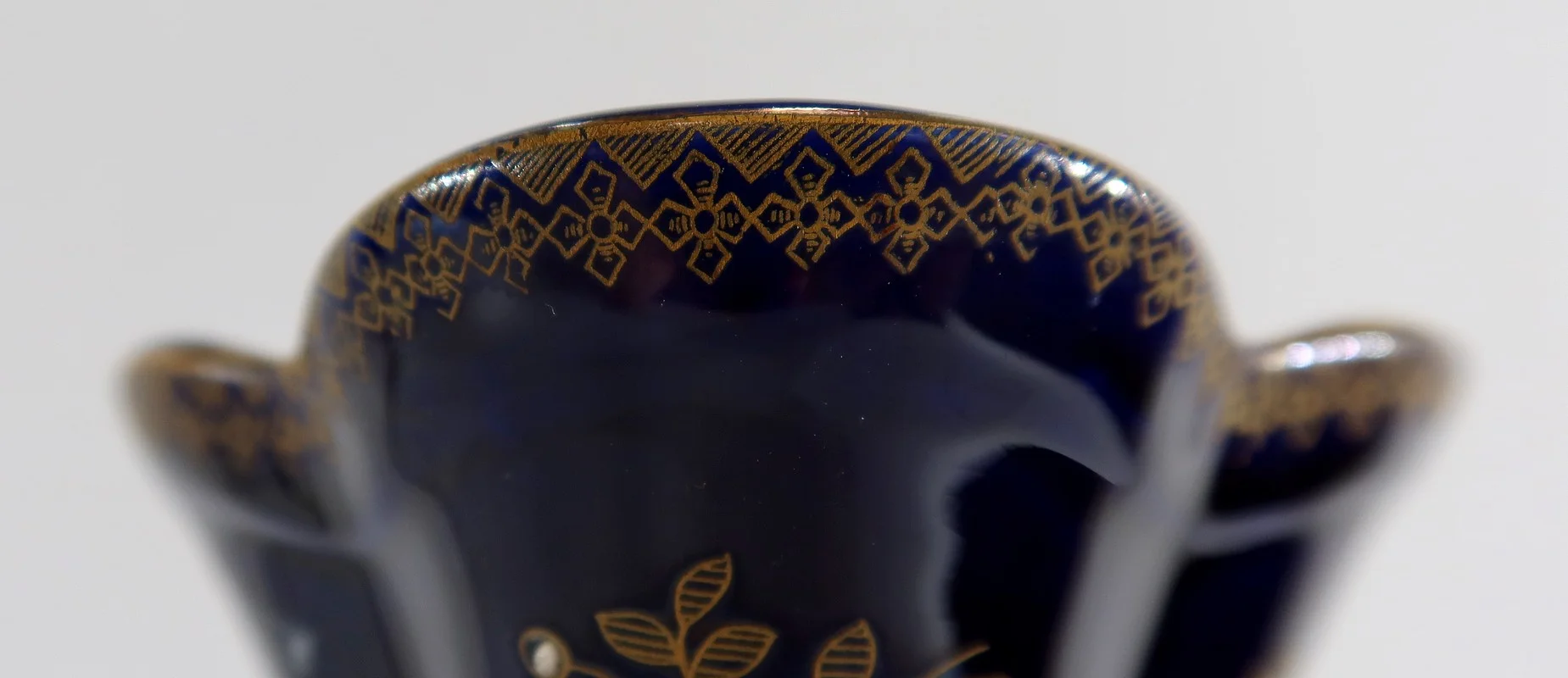 Vase en Faïence Bleu Nuit, « Fives Lille » - Début XXe