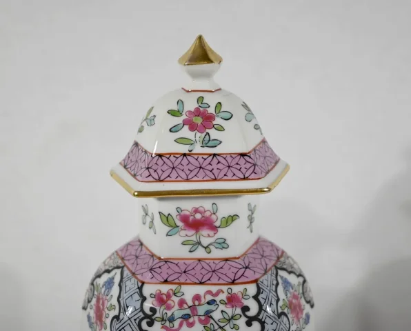 PAIR OF CHINESE VASES