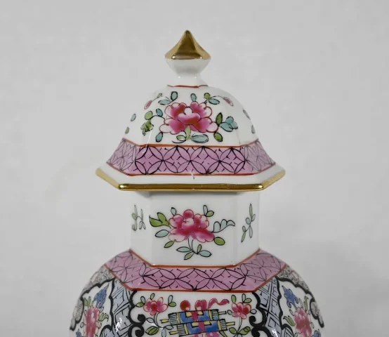 PAIR OF CHINESE VASES