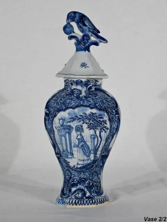 Paire de Vases à Couvercles en Faïence, goût Delft – Milieu XIXe