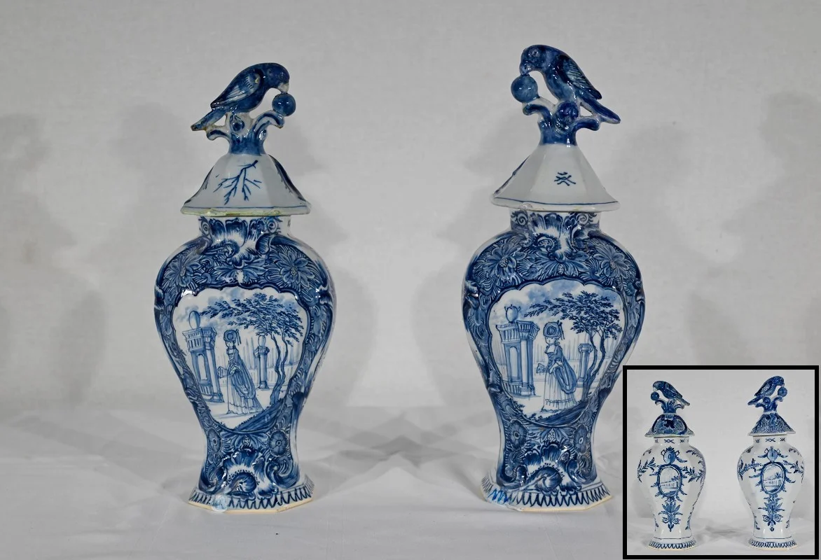 Paire de Vases à Couvercles en Faïence, goût Delft – Milieu XIXe
