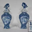 Paire de Vases à Couvercles en Faïence, goût Delft – Milieu XIXe