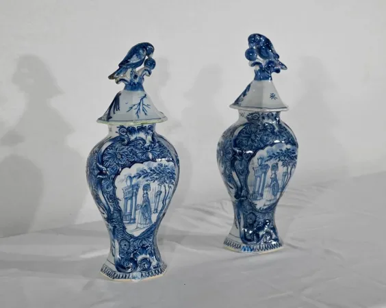 Paire de Vases à Couvercles en Faïence, goût Delft – Milieu XIXe
