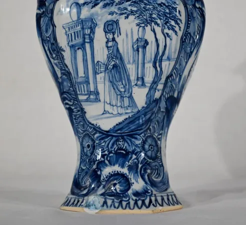 Paire de Vases à Couvercles en Faïence, goût Delft – Milieu XIXe