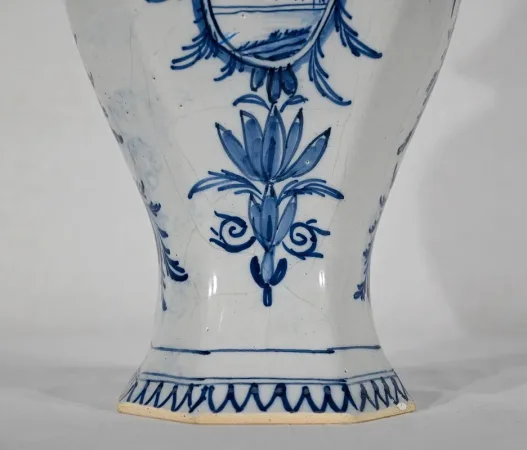 Paire de Vases à Couvercles en Faïence, goût Delft – Milieu XIXe