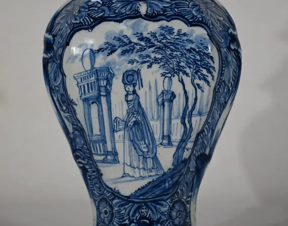 Paire de Vases à Couvercles en Faïence, goût Delft – Milieu XIXe
