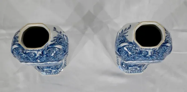 Paire de Vases à Couvercles en Faïence, goût Delft – Milieu XIXe