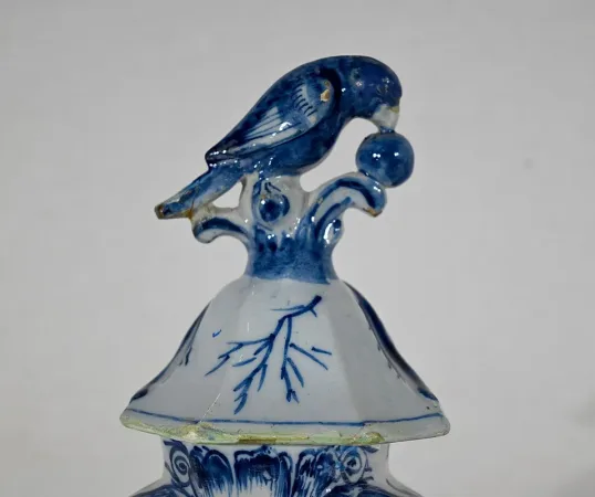 Paire de Vases à Couvercles en Faïence, goût Delft – Milieu XIXe