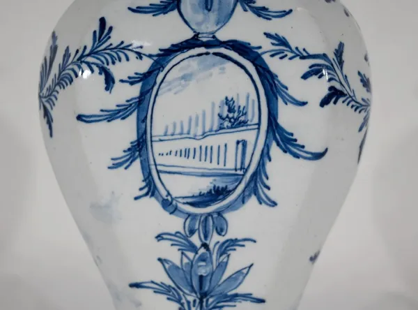 Paire de Vases à Couvercles en Faïence, goût Delft – Milieu XIXe