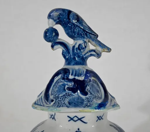 Paire de Vases à Couvercles en Faïence, goût Delft – Milieu XIXe