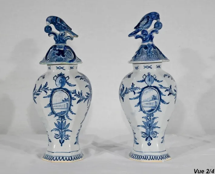 Paire de Vases à Couvercles en Faïence, goût Delft – Milieu XIXe