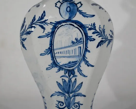 Paire de Vases à Couvercles en Faïence, goût Delft – Milieu XIXe