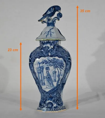 Paire de Vases à Couvercles en Faïence, goût Delft – Milieu XIXe