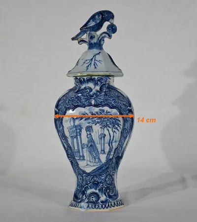 Paire de Vases à Couvercles en Faïence, goût Delft – Milieu XIXe