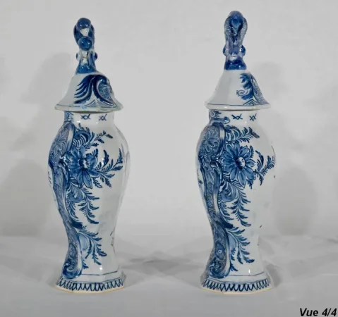 Paire de Vases à Couvercles en Faïence, goût Delft – Milieu XIXe