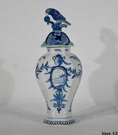 Paire de Vases à Couvercles en Faïence, goût Delft – Milieu XIXe