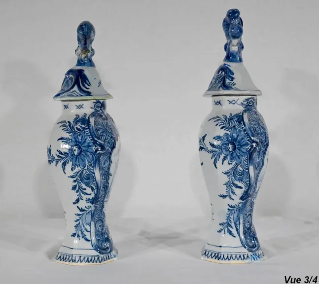 Paire de Vases à Couvercles en Faïence, goût Delft – Milieu XIXe