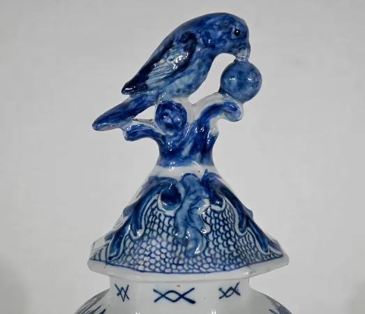 Paire de Vases à Couvercles en Faïence, goût Delft – Milieu XIXe