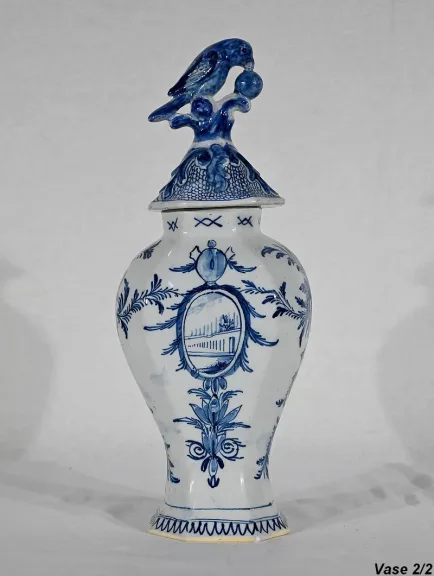 Paire de Vases à Couvercles en Faïence, goût Delft – Milieu XIXe