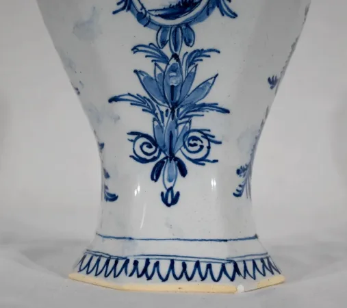 Paire de Vases à Couvercles en Faïence, goût Delft – Milieu XIXe