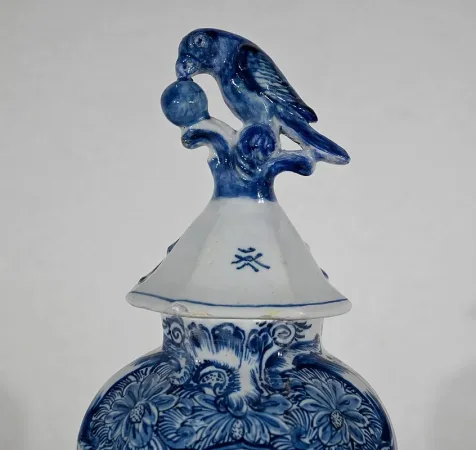 Paire de Vases à Couvercles en Faïence, goût Delft – Milieu XIXe